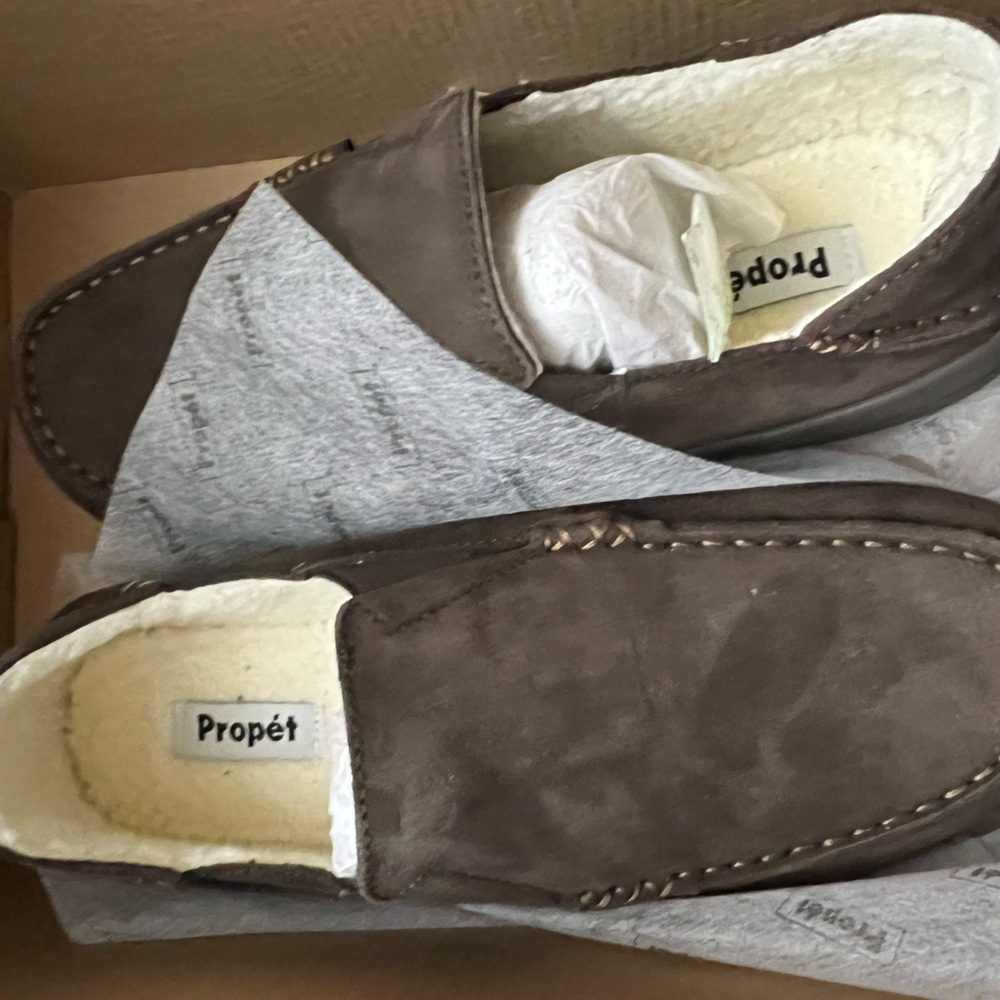 Propet Men’s size 9 slippers, new with box! Amazing brand,  $85-95 retail!!